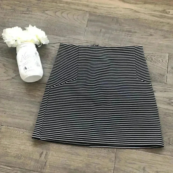 🌸4/$30🌸topshop | Black and white striped  mini skirt - Picture 1 of 6